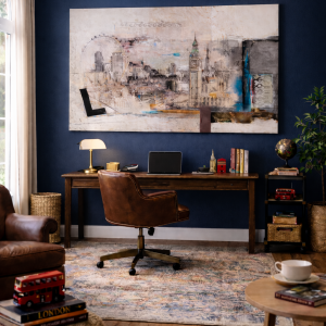 “An Eye on London”, cuadro contemporáneo panorámico de Plena Artis (150 × 90 × 3,5 cm), instalado como pieza central en un despacho moderno de estilo londinense con pared azul y mobiliario clásico-contemporáneo.