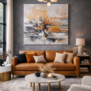 Plena Artis – Cuadro Expression, cuadro abstracto moderno en lienzo cuadrado con tonos mostaza y grises, destacado sobre pared gris texturizada en salón contemporáneo con sofá de cuero.