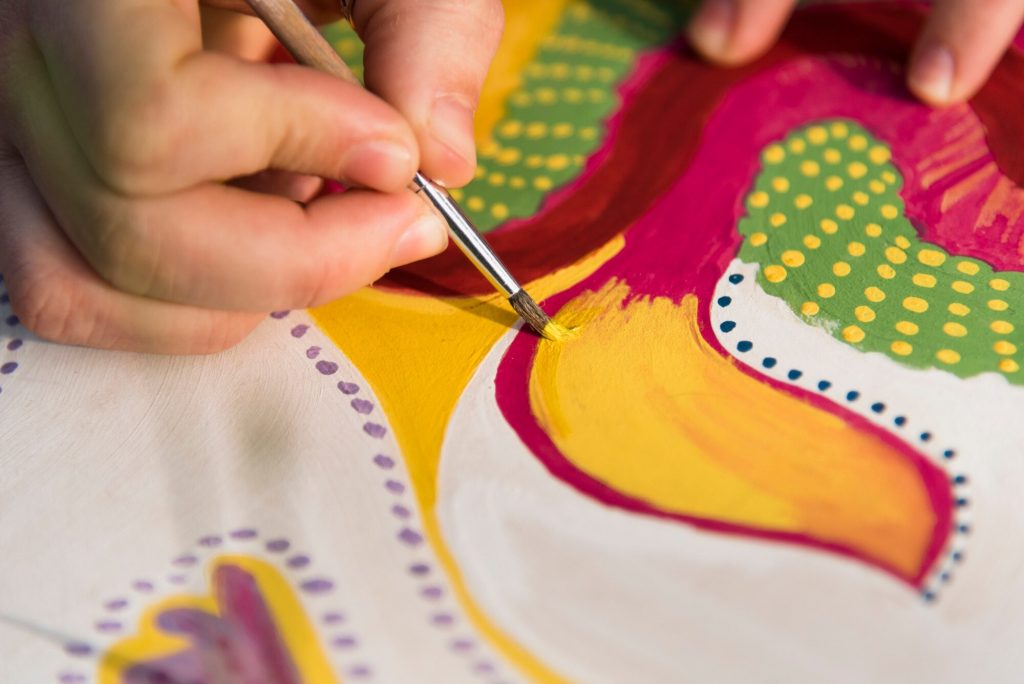 ¿Por qué decorar con arte hecho a mano tiene otro valor