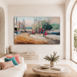 Cuadro “Towards the Big Ben” (90 × 150 cm) colgado en un salón blanco y minimalista, con sofá claro y cojines en tonos turquesa y coral que combinan con la obra.