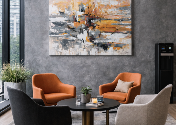 Plena Artis – Cuadro Expression, obra abstracta contemporánea en lienzo cuadrado (grises y mostaza) como punto focal en lounge/oficina moderna con sillones de diseño y ventanales.